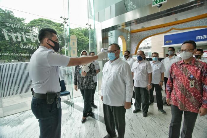 Persiapan Menuju New Normal, Akhyar Tinjau Protokol Kesehatan di Bank Mandiri