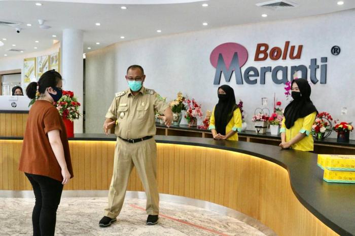 Pastikan Penerapan Protokol Kesehatan Di Sektor UMKM, Toko Bolu Meranti & Bika Ambon Zulaikha Didatangi Pejabat