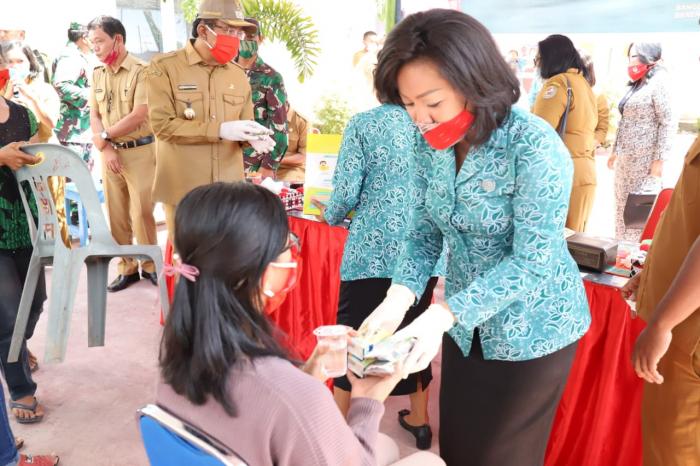 Wabup Taput bersama Ketua TP PKK Taput Hadiri Peringatan Harganas XXVII
