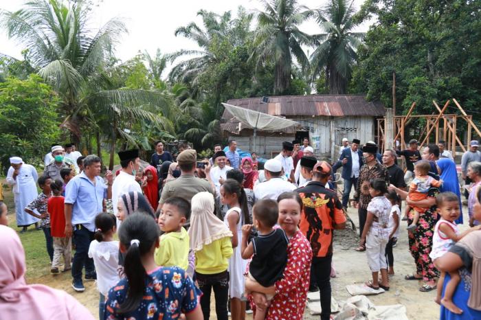 Ratusan Warga Sidorukun Kerumuni Bupati Labuhanbatu