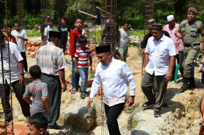 Bupati Labuhanbatu Meletakkan Batu Pertama Pembangunan Mesjid Nurjalena Jadda