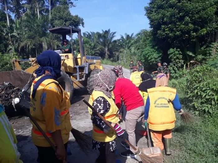 DLH Labuhanbatu Bersinergi Lakukan Pembersihan Sampah Liar