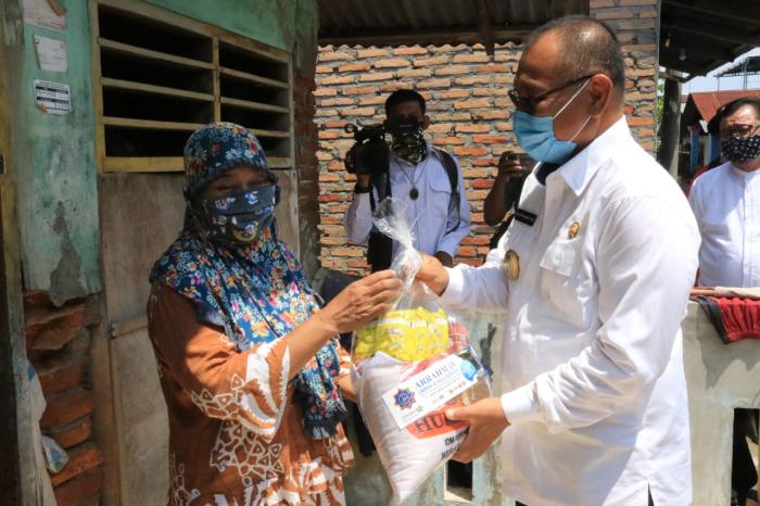 Bantuan Untuk Warga Kurang Mampu di Rengas Pulau danPaya Pasir