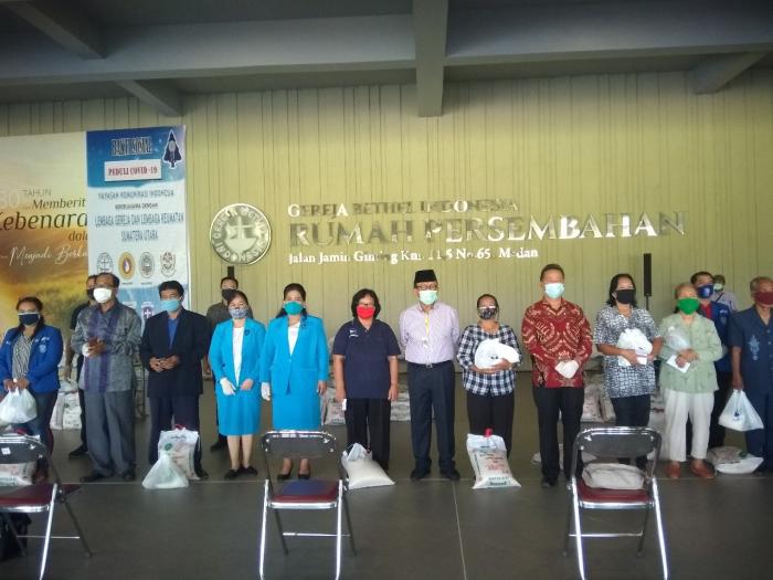 Terdampak Covid-19, Yayasan Komunikasi Indonesia Berikan Sembako bagi Guru Honor Agama Kristen
