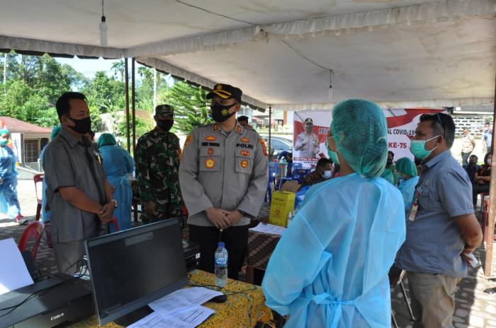 Kapolres Humbang Hasundutan Meninjau Pelaksanaan Vaksinasi Massal di Pakkat