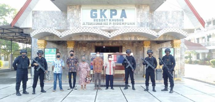 Berikan Pelayanan dan Kenyamanan Pada Saat Beribadah, Batalyon C Pelopor Brimob Sumut Semprotkan Disinfektan di Gereja Padangsidimpuan