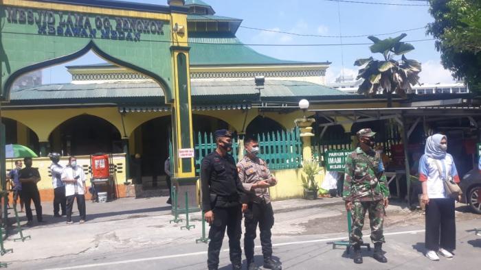 Guna Kelancaran Selama Beribadah, Brimob Poldasu Bagikan Masker Kepada Masyarakat Hendak Sholat Jumat