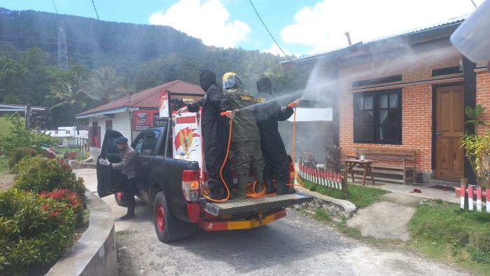 Tekan Penyebaran Covid-19 di Tapanuli Utara, Brimob Poldasu Semprotkan Disinfektan Secara Skala Besar