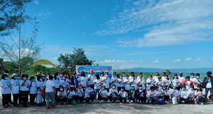 DPW KMDT Sukses Gelar &ldquo;Gerakan Bersih Danau Toba&rdquo;, Enni Pasaribu Ajak Warga Galakkan Kebersihan Lingkungan