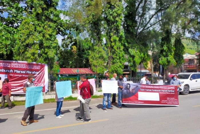 Wartawan Samosir Gelar Aksi Solidaritas untuk Kasus Penembakan Wartawan Siantar