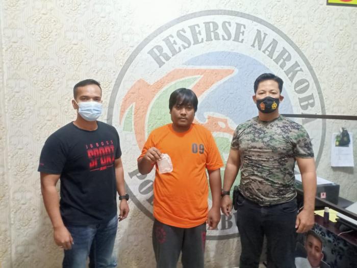 Dikibusi Warga, Diduga Pengedar Sabu-sabu Ditangkap Polisi