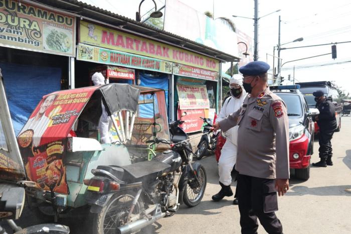 Kompak, TNI dan Polri Berikan Imbauan Prokes dan Penyemprotan Disenfektan di Kecamatan Tanjung Morawa
