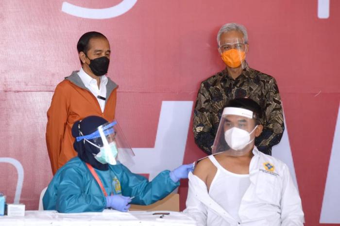 Presiden Tinjau Vaksinasi Massal Bagi Masyarakat dan Difabel di Pelabuhan Tanjung Emas