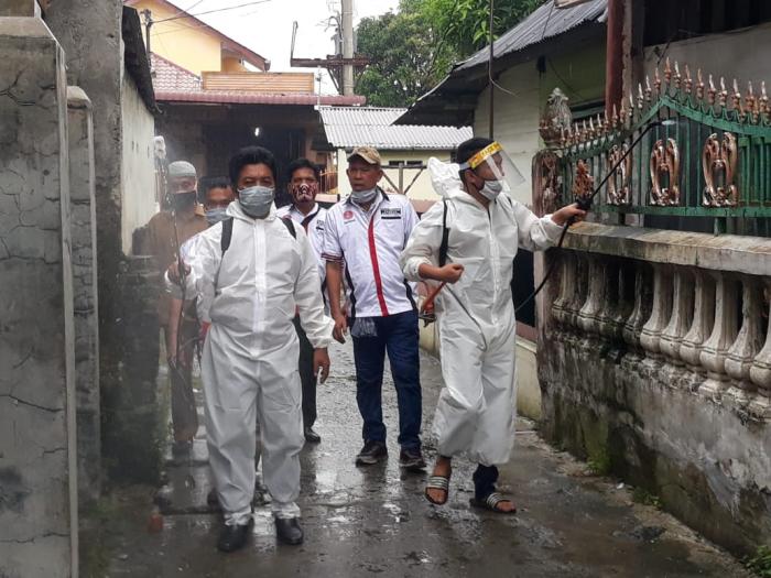Minta Warga Terapkan Prokes, HBB DPK Medan Kota Semprot Rumah Warga dengan Disinfektan