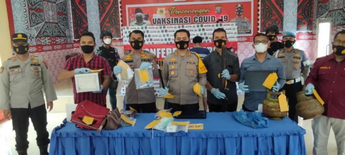 Pelaku Spesialis Curas dan Curat Ditangkap, Kapolres Labuhanbatu Konferensi Pers di Polsekta Kotapinang