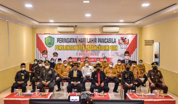 Kenakan Pakaian Adat, Walikota Sidimpuan Ikuti Upacara Peringatan Hari Lahir Pancasila Secara Virtual