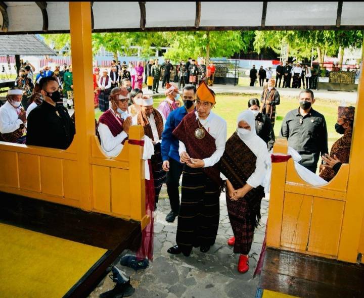 Presiden Jokowi Dianugerahi Gelar Adat 'Mosalaki Ulu Beu Eko Bewa'