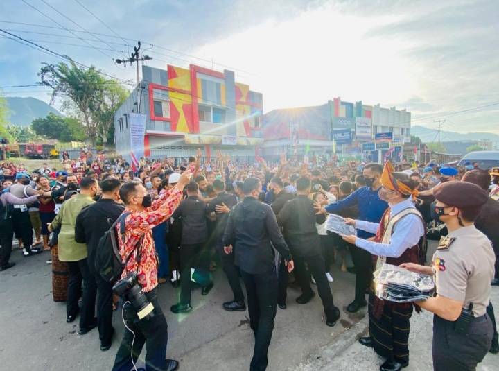 Sebelum Beraktivitas, Presiden Menyapa Warga Ende