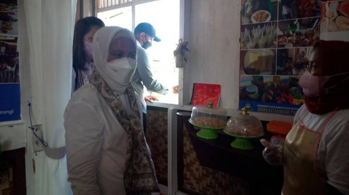 Ibu Iriana Tinjau Penanganan Stunting di Kampung Mola Wakatobi
