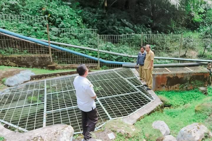 Menyikapi Kemarau dan Keluhan Masyarakat, Bupati Humbahas Tinjau Sumber Air Sipenggeng