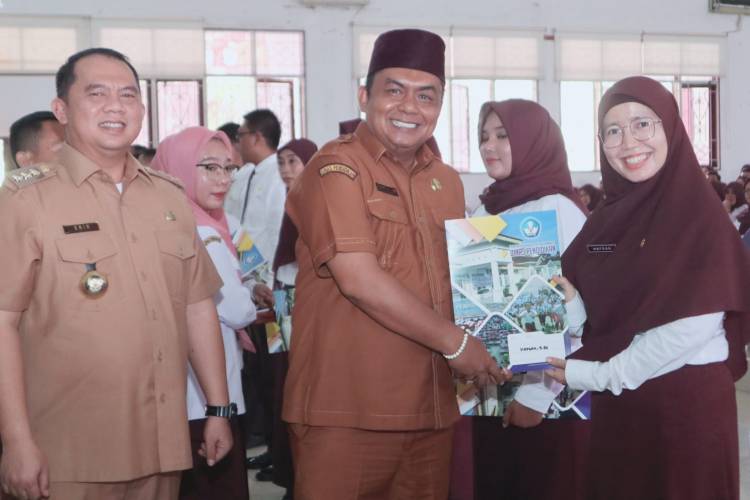 Serahkan SK 642 PPPK, Bupati Labuhanbatu: Hari ini Resmilah Menjadi ASN di Kabupaten Labuhanbatu