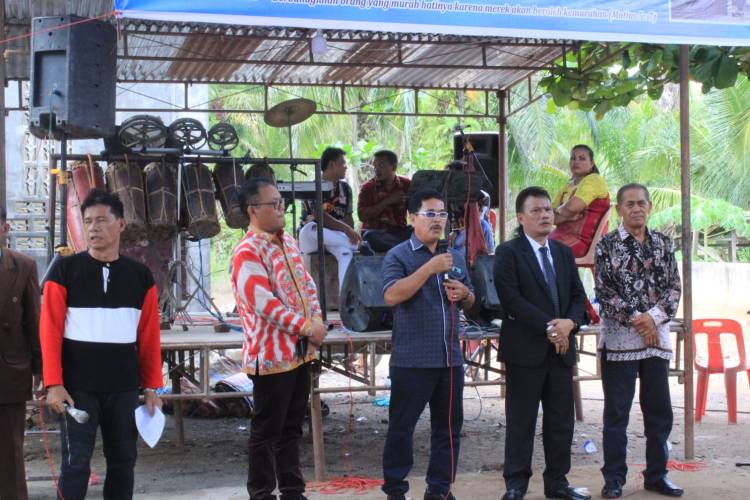 Bupati Labuhanbatu memberikan bantuan pembangunan Gereja