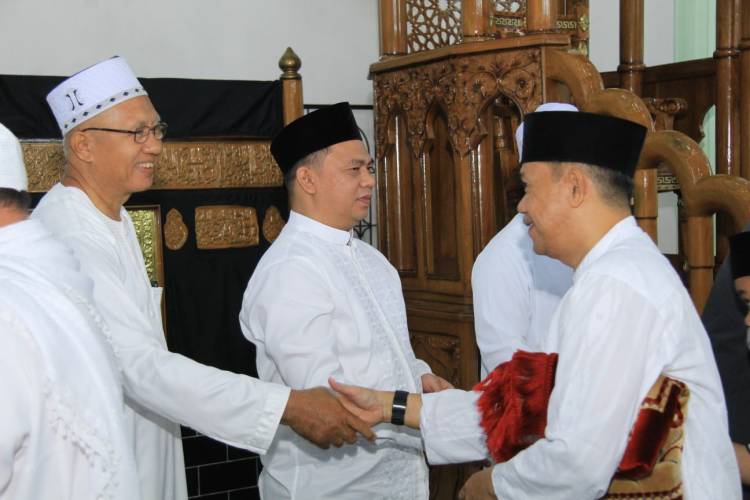 Bupati Labuhanbatu dan Wakil Bupati Sholat Idul Adha bersama Warga di Masjid Raya Al Ikhlas