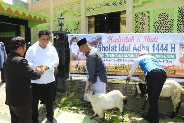 Dalam Rangka Hari Raya Idul Adha 1444 H, Bupati Samosir Serahkan Hewan Qurban.
