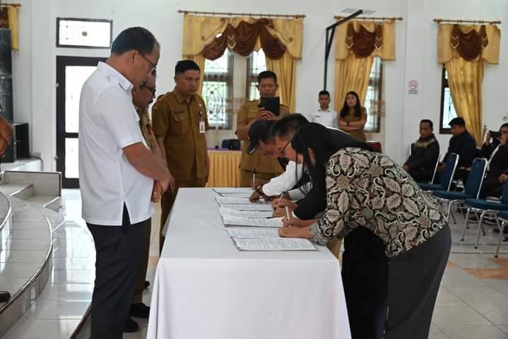 Bupati Humbang Hasunduntan, Serahkan Hibah Keagamaan