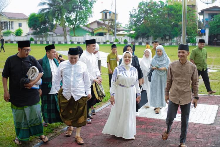 Plt Bupati Labuhanbatu Sholat Idul Adha di Lapangan Ikabina Rantauprapat