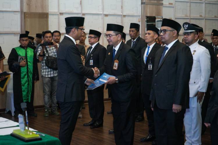 Lantik 69 Pejabat Manajerial, Rico Waas Tegaskan Masyarakat Adalah &ldquo;Jabatan Tertinggi&rdquo;