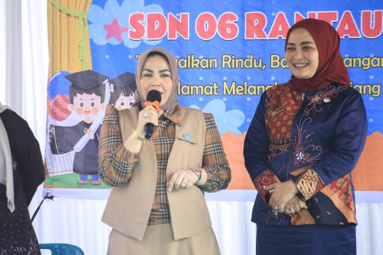 Ny. Hj. Wan Juma Sari Dewi Hadiri Acara Pentas Seni dan Pelepasan Siswa SDN 6 Rantau Utara