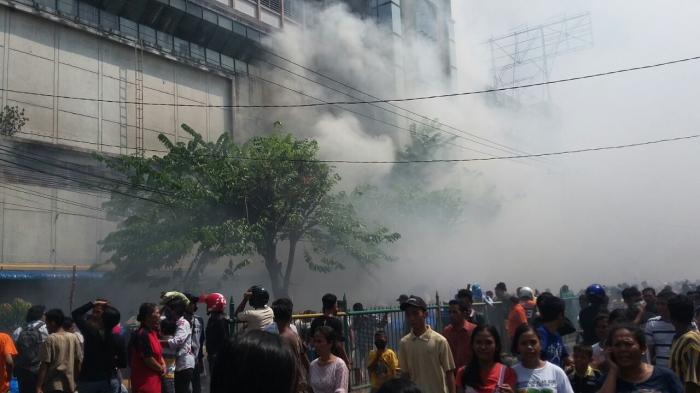 Di Siang Bolong, Pasar Aksara Terbakar
