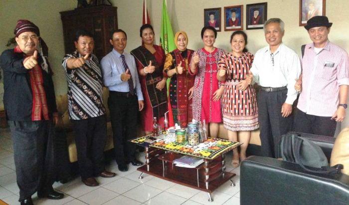 Panitia Hari Ulos Berdiskusi dengan Prof Robert Sibarani