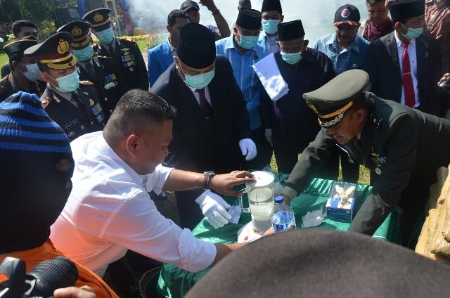 Kapolres Langkat AKBP Mulya Hakim Solichin dan Bupati Ngogesa Sitepu Musnahkan Narkoba