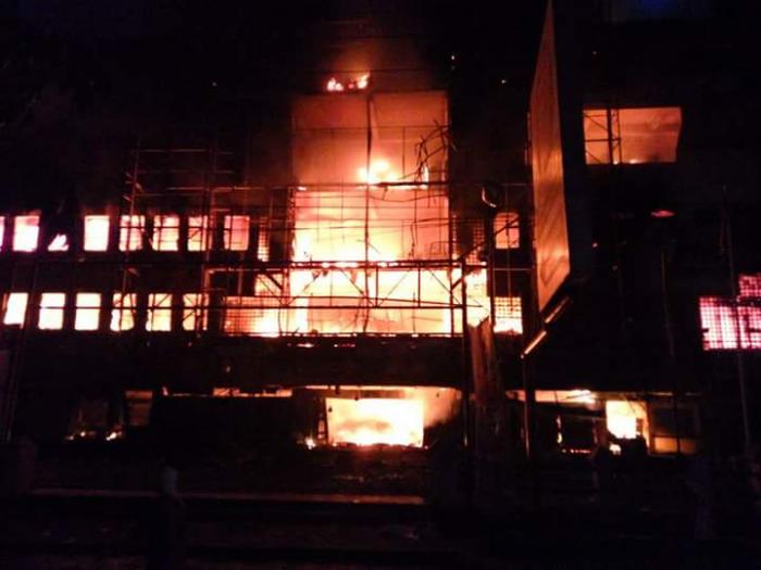 Api Masih Berkobar di Kebakaran di Pasar Aksara Medan