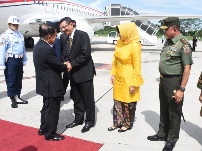 Transit, Gubernur Sumut Sambut Wapres di Bandara KNIA
