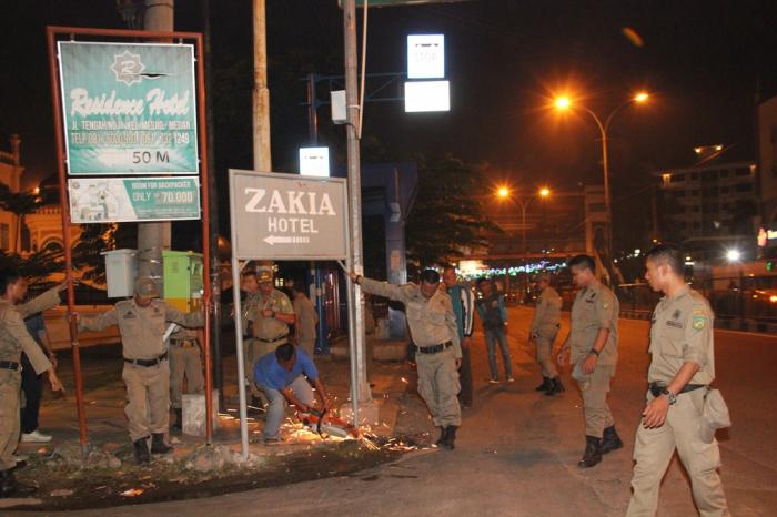 Reklame Tak Berizin dan Tak Bertuan Ditebang