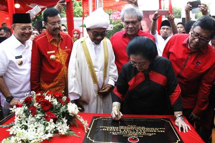 Jelang Pilgubsu, Megawati Resmikan Rumah Rakyat di Sumut