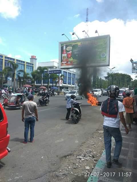 Kesal Ditilang Polisi, Warga Padanglawas Langsung Bakar Motor