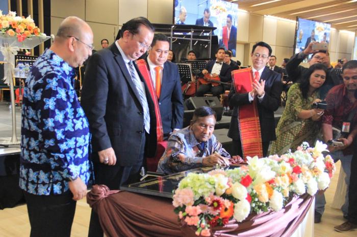 Prasasti Pembangunan GBI Rumah Persembahan Ditandatangani Gubernur Sumut Rudolf Pardede