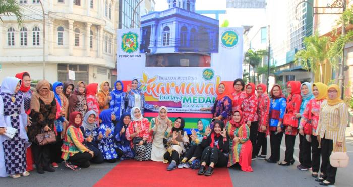 Mengenakan Busana Batik Medan Dengan Peserta Terbanyak