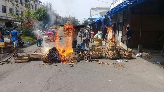 Petugas Satpol PP Terluka Saat Penertiban Pedagang Jalan Bulan