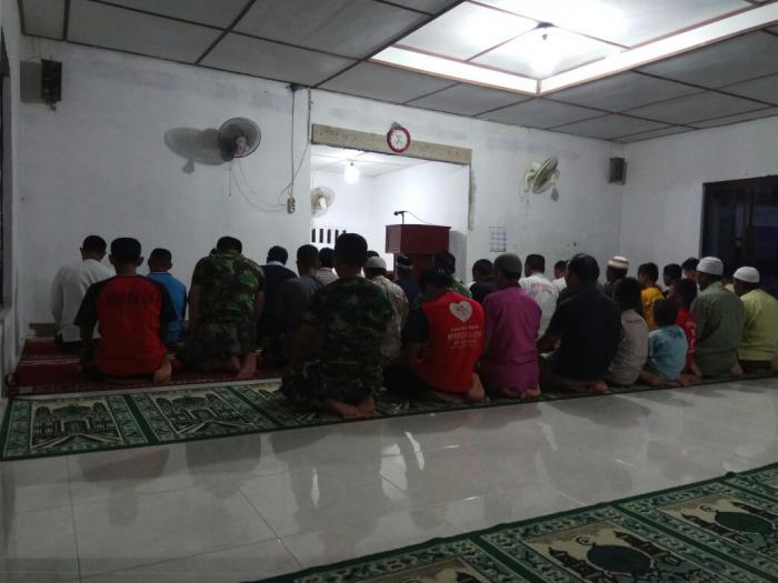 Mayjen Sumedy Shalat Bersama Warga di Lokasi TMMD