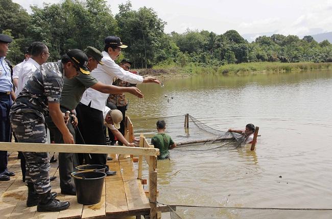 Bersama Gubernur, Tabur 22 Ribu Benih Ikan di Waduk Sutan