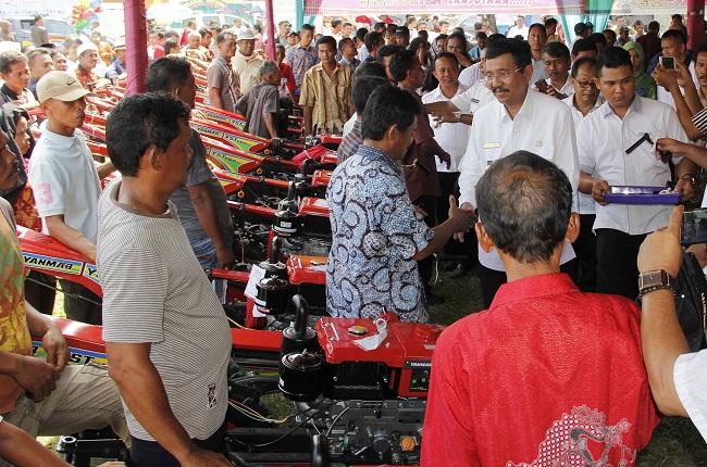 Gubernur Berikan Alsintan untuk Tapanuli Tengah