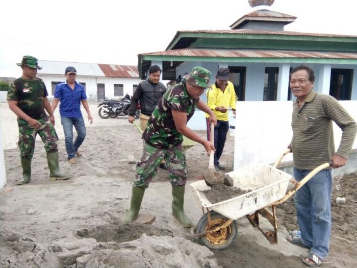 Berseragam Lengkap, Personil Kodim 0201/BS Berbaur dengan Warga Laksanakan TMMD