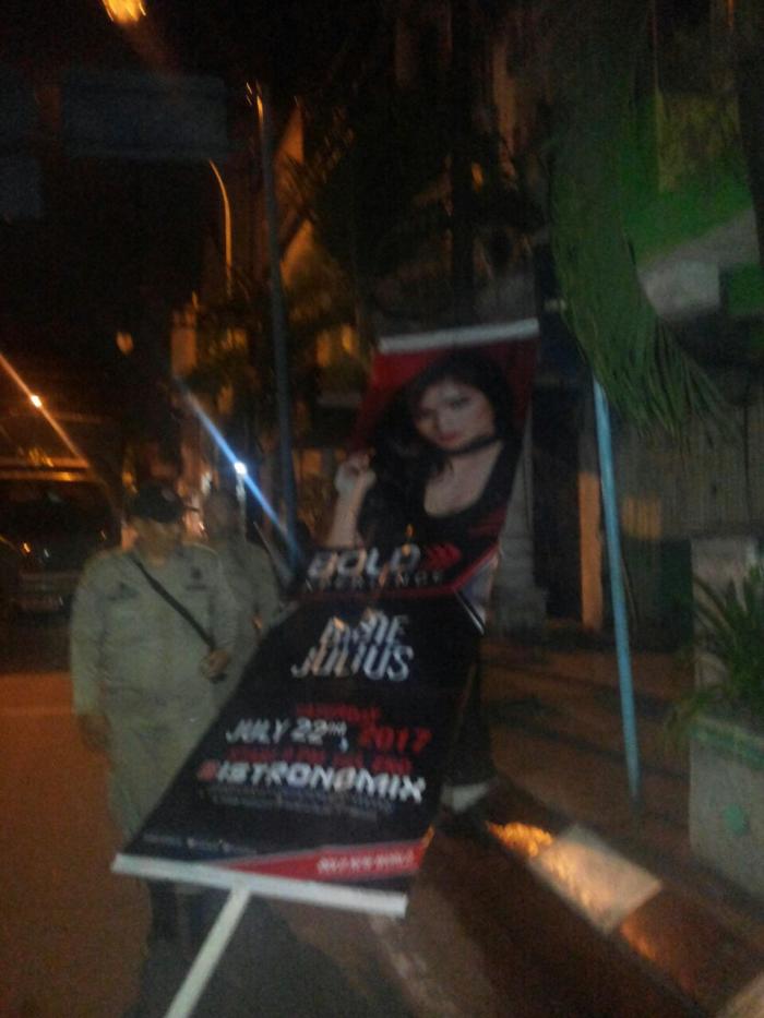 Siang Malam, Tim Terpadu Tertibkan  Reklame Bermasalah