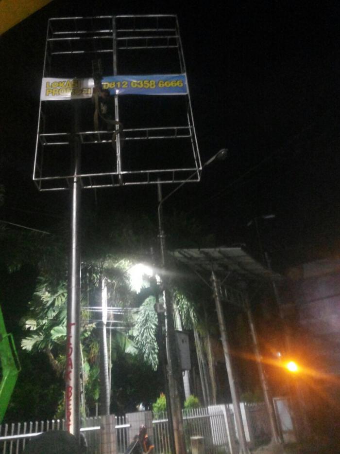 Lagi, 4 Papan Reklame Ilegal Dibongkar