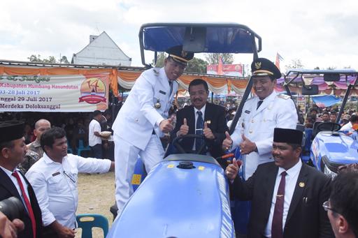Tengku Erry Serahkan Bantuan Pertanian untuk Humbahas Rp12 Miliar Lebih